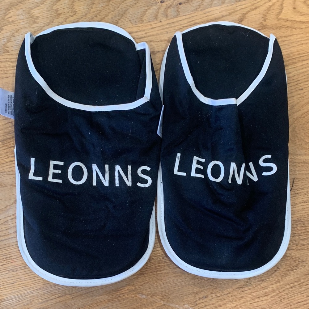 LEONNS Black and White Hot & Cold Therapy Slippers